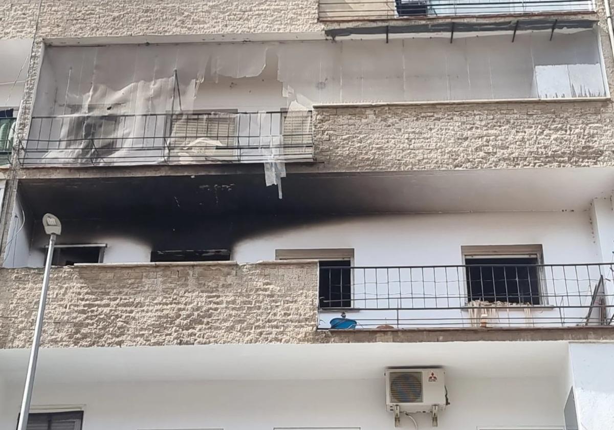 Fachada de la vivienda de Mérida en la que ha fallecido una mujer de 58 años.