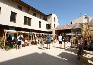Mercado de productos artesanos en el Corral de Don Diego: «No vendo quesos, vendo salud»