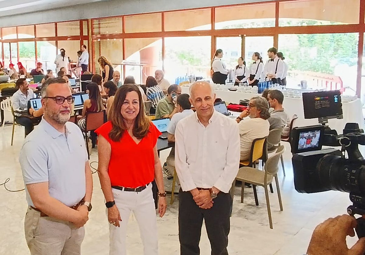 La consejera de Educación, María del Carmen Castillo visita uno de los centros en los que se examinan los opositores