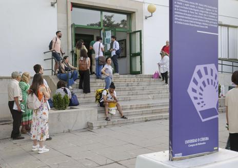 Imagen secundaria 1 - Nervios e ilusión en el arranque este sábado de las oposiciones a docentes en Córdoba