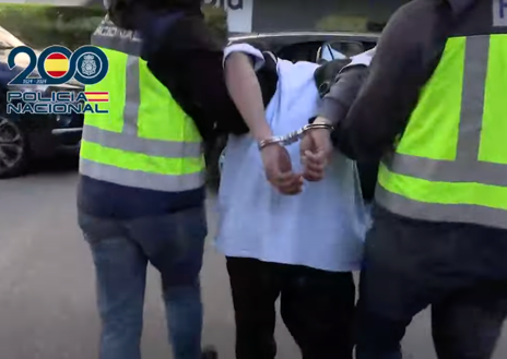 Imagen secundaria 1 - De arriba hacia abajo: la víctima Jesús Y., alias Patrick; uno de los detenidos en el operativo del pasado abril; foto en blanco y negro de Antony Geovanny G. R.