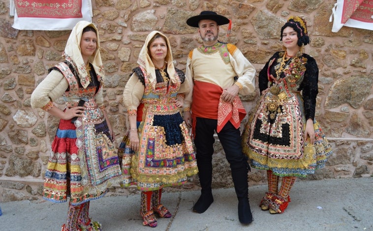 Imagen principal - El colorido de los trajes tradicionales de Lagartera y su permanencia en el tiempo los hace únicos