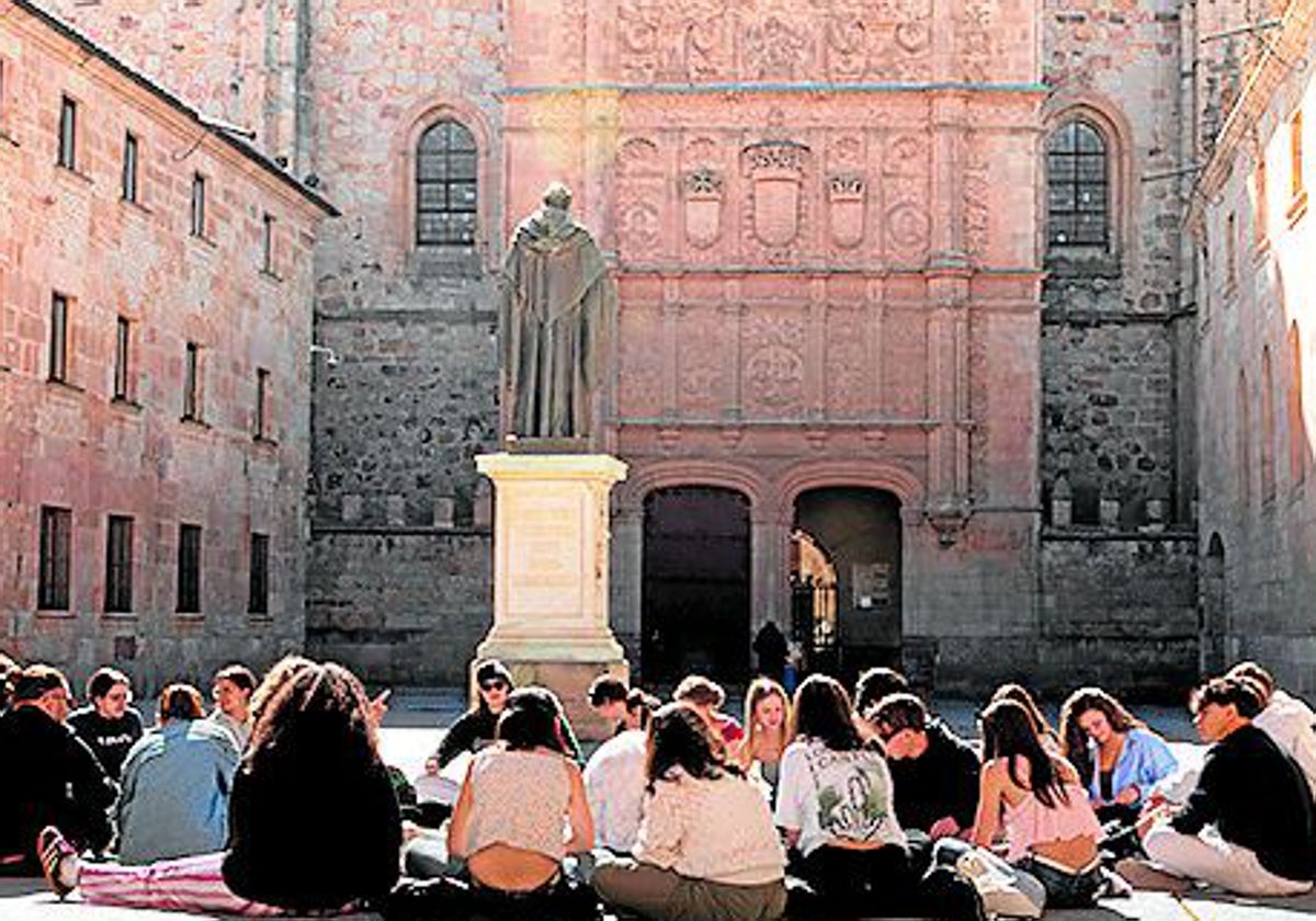 Un grupo de estudiantes contempla la fachada de la Universidad de Salamanca