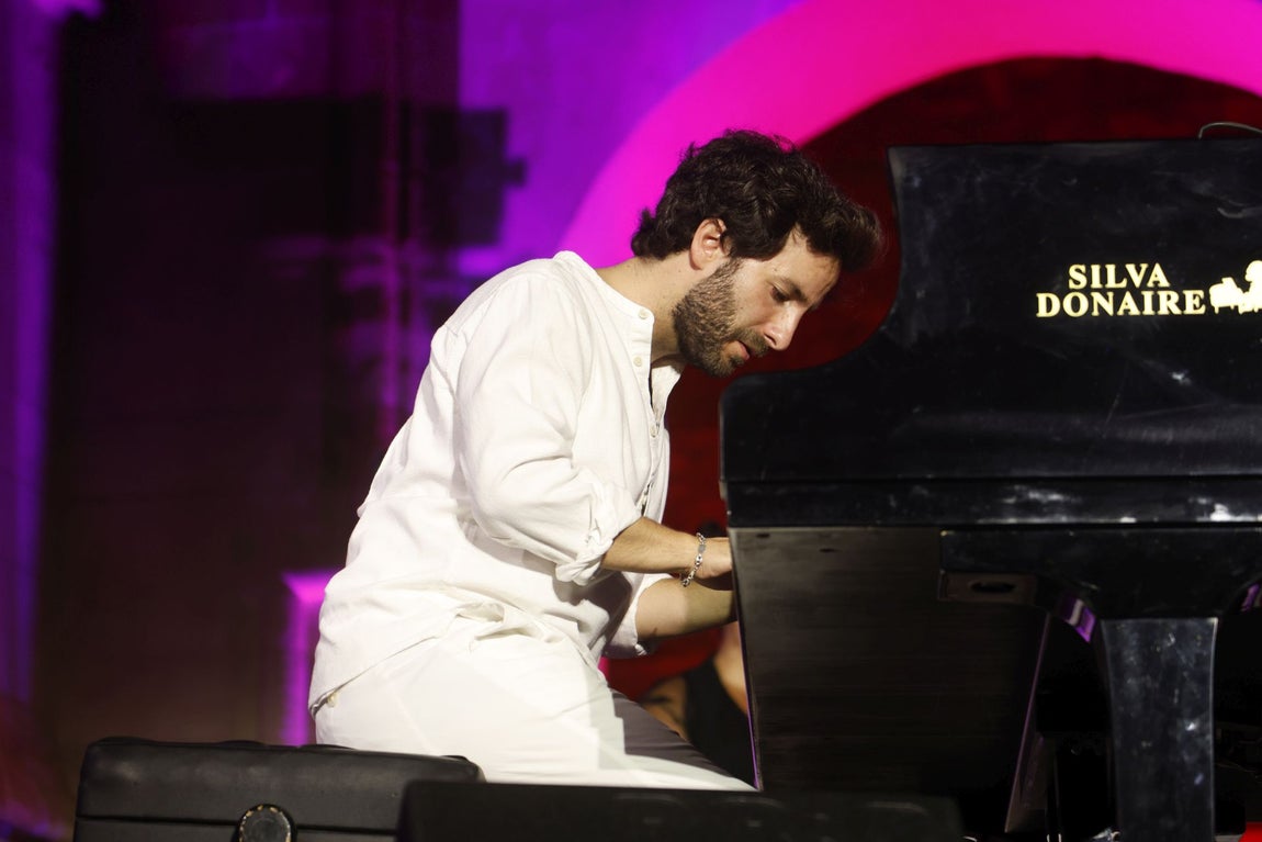 El Pele y Chico Pérez deslumbran con su talento en la Noche Blanca del Flamenco en Córdoba, en imágenes