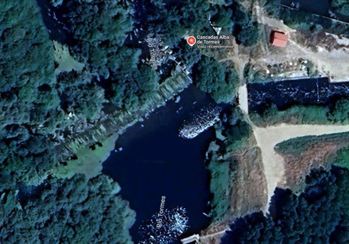 Zona de las cascadas en Alba de Tormes en la que se busca al menor desparecido mientras se bañaba