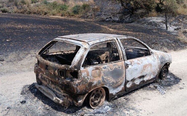 Imagen principal - Arriba, el vehículo que habría originado las llamas. Sobre estas líneas, evolución del incendio durante la tarde del sábado. Ahora ya controlado por los Bomberos