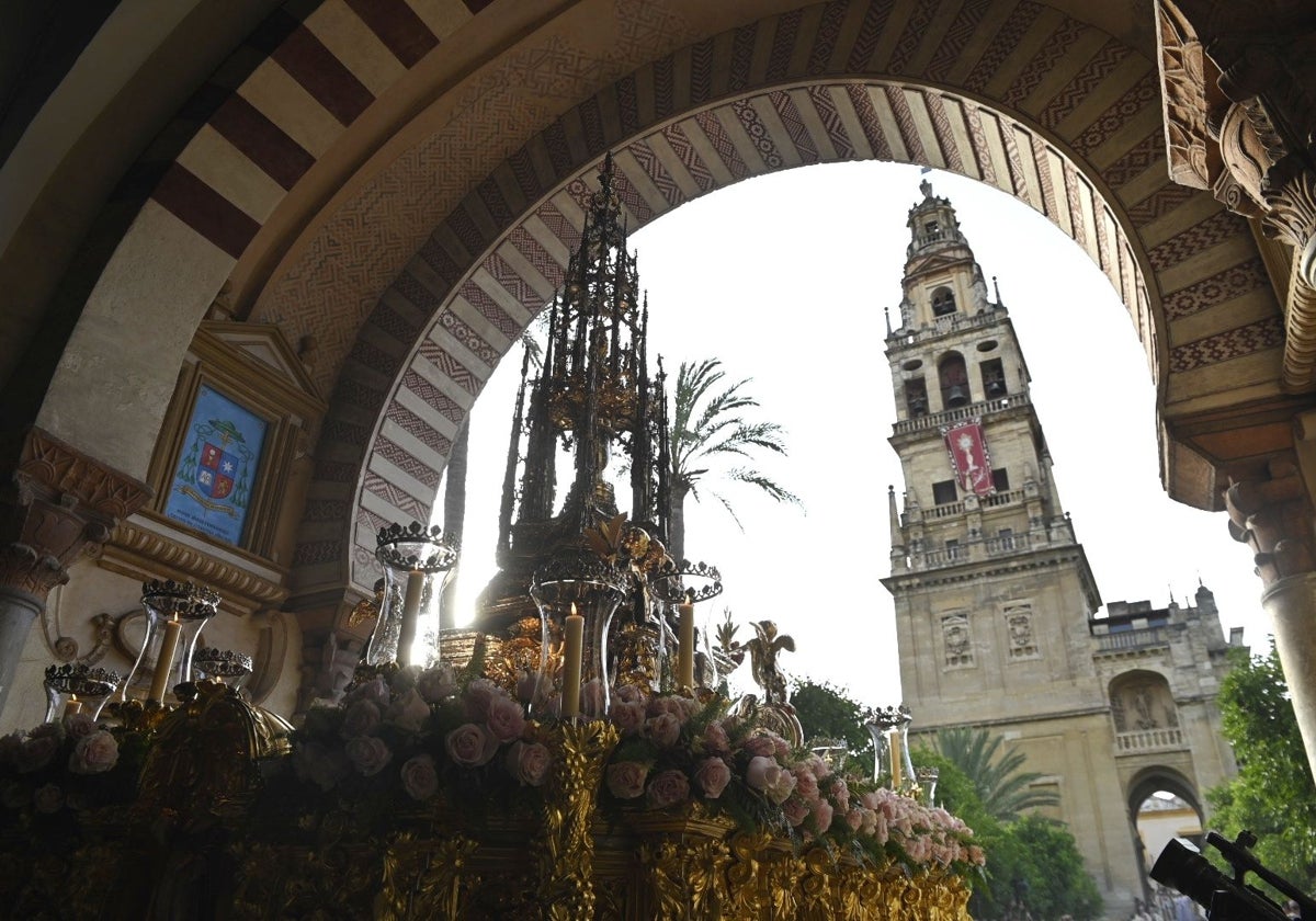 El Santísimo, en la Custodia de Arfe, el domingo por la tarde a la salida de la Catedral
