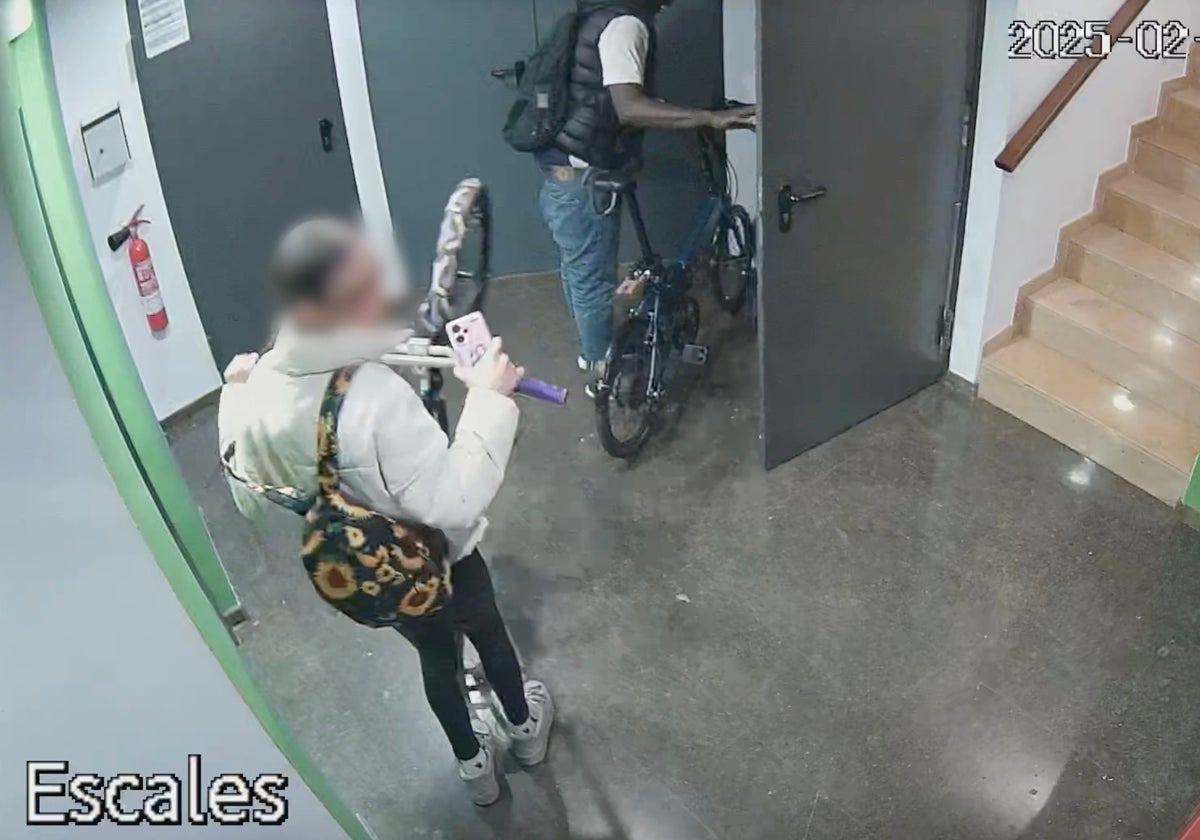 Los dos detenidos, captados por una de las cámaras del aparcamiento donde asaltaron a sus vícitmas