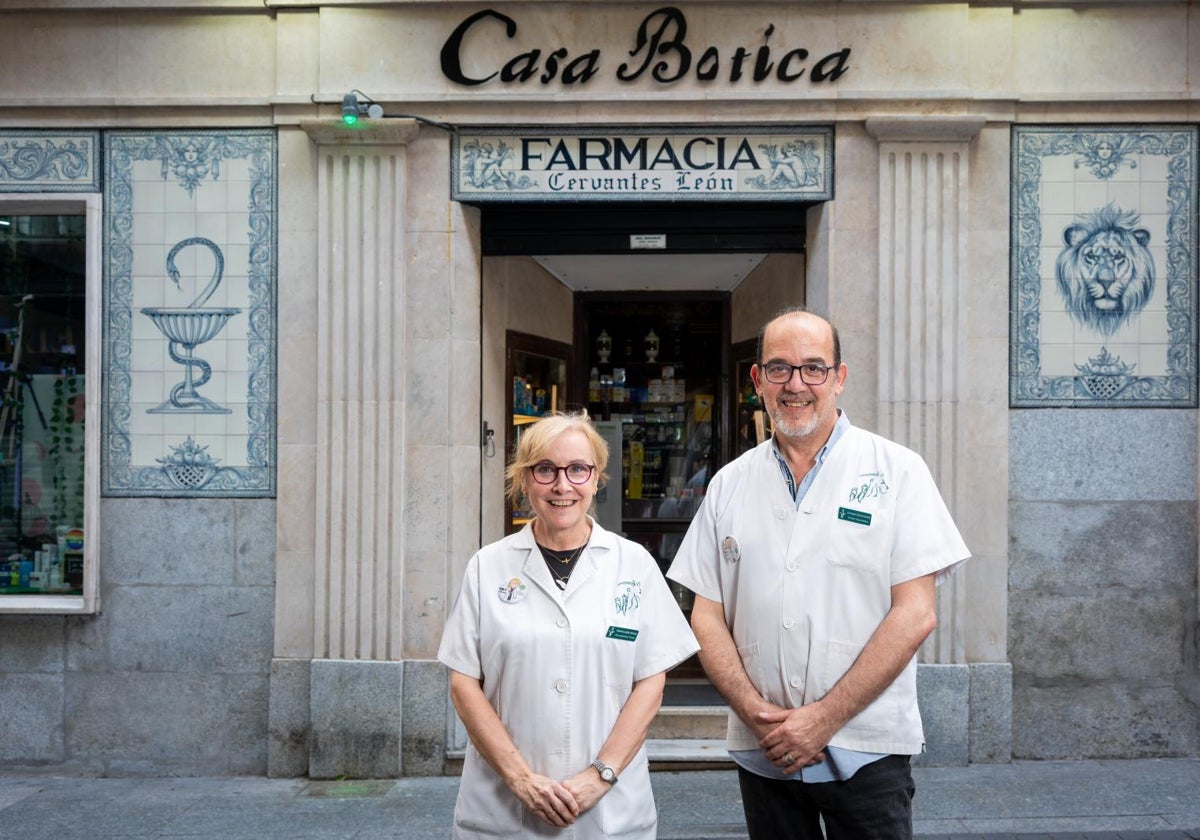Yolanda y Enrique, matrimonio que regenta la farmacia más antigua de España en el mismo lugar