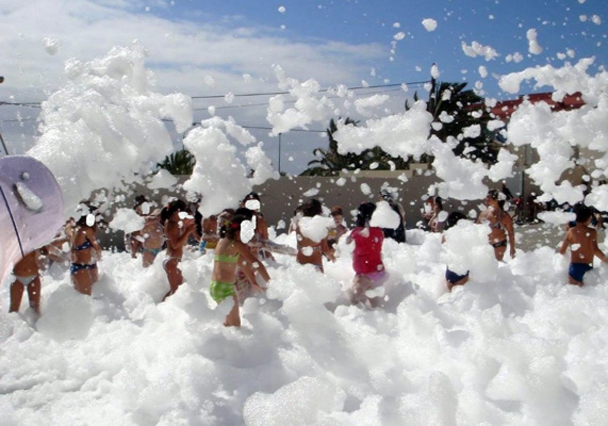 Fiesta de la espuma en el camping Lo Monte de Torre de la Horadada (Alicante)