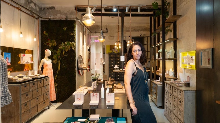 Maite, artesana y diseñadora de joyas, da acceso al taller en el que trabaja con metal y esmaltes
