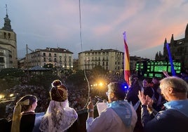 Las fiestas de San Juan y San Pedro arrancan con un acto multitudinario en la Plaza Mayor de Segovia