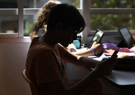 El PSOE-A propone prohibir el uso de móviles en las aulas hasta 2º de la ESO