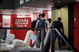 Agentes de la UCO entran, el pasado viernes, en la sede del PSOE en Madrid