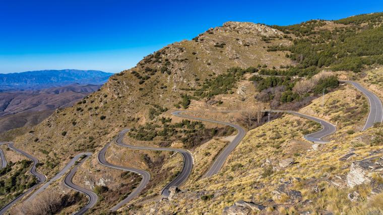 Pintan las líneas de una carretera de Almería y la dejan así: «Esto es un meme»