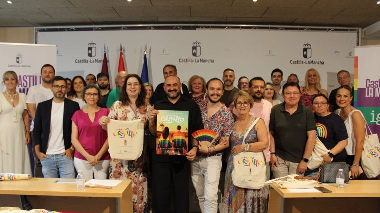Las personas que han asistido al acto junto con los ponentes del mismo