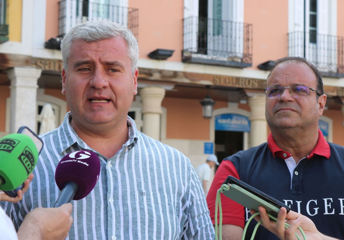 Los portavoces municipales de PP y Vox de atendiendo a los medios de comunicación