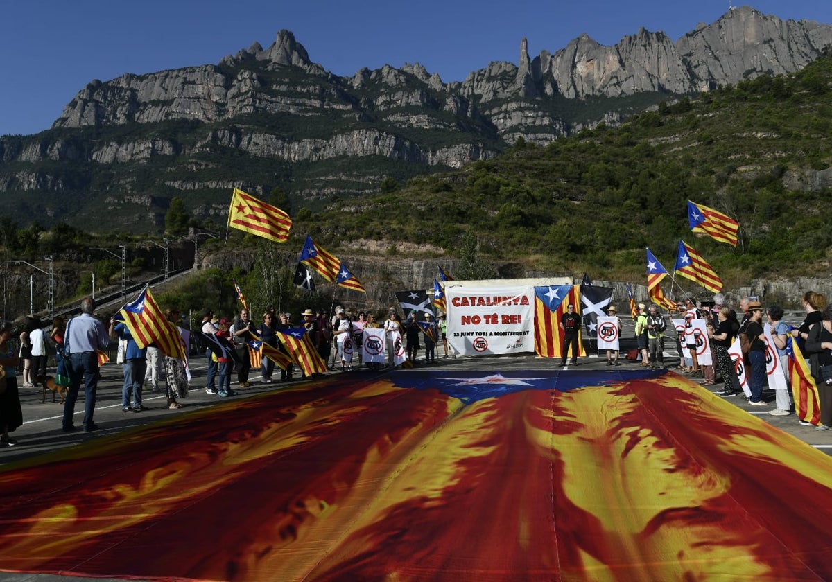 Concentración de la ANC en Montserrat este lunes, para protestar contra la visita del Rey