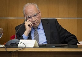 Alfonso Guerra bendice a Page como posible sucesor de Pedro Sánchez: «Tiene méritos hechos»