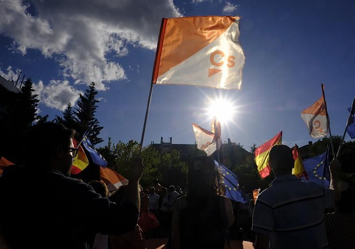 Banderas de Ciudadanos y también de España y de la UE