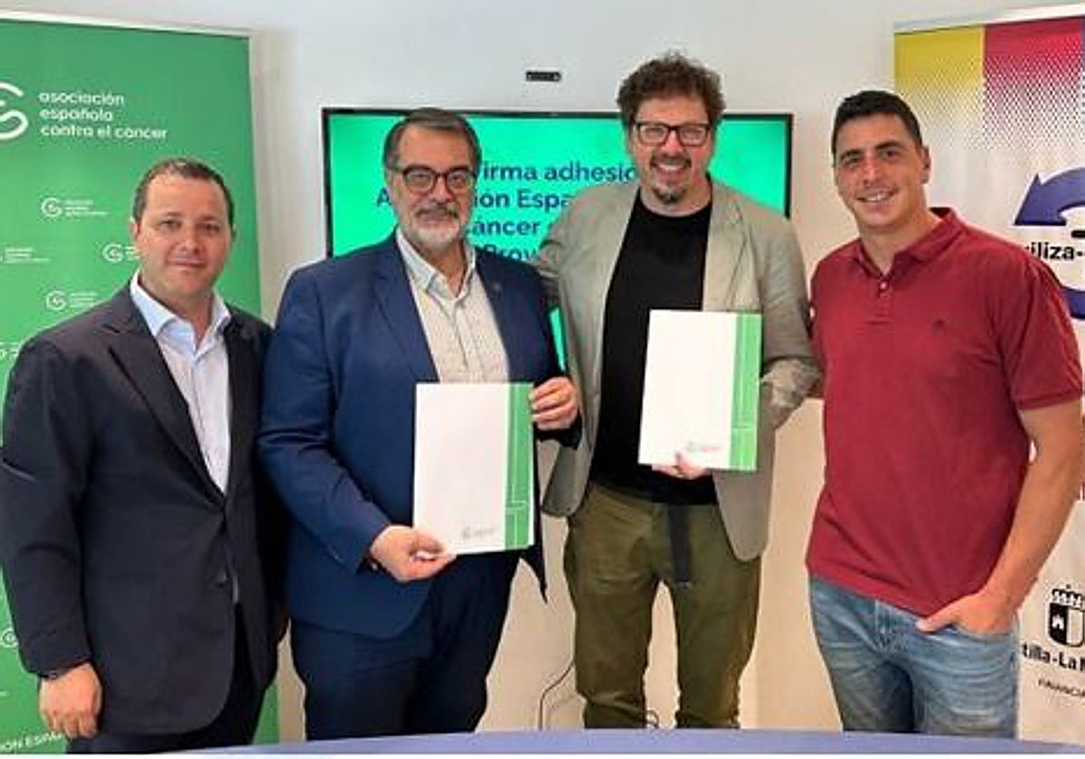 Miembros de las entidades AECC y CECAP formalizando el acuerdo de colaboración con el desarrollo de iniciativas contra el cancer