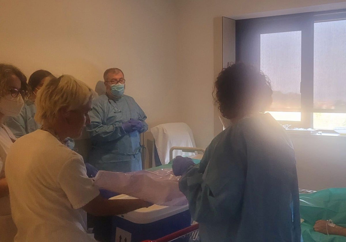 Imagen del momento en el que el primer paciente recibió el tratamiento