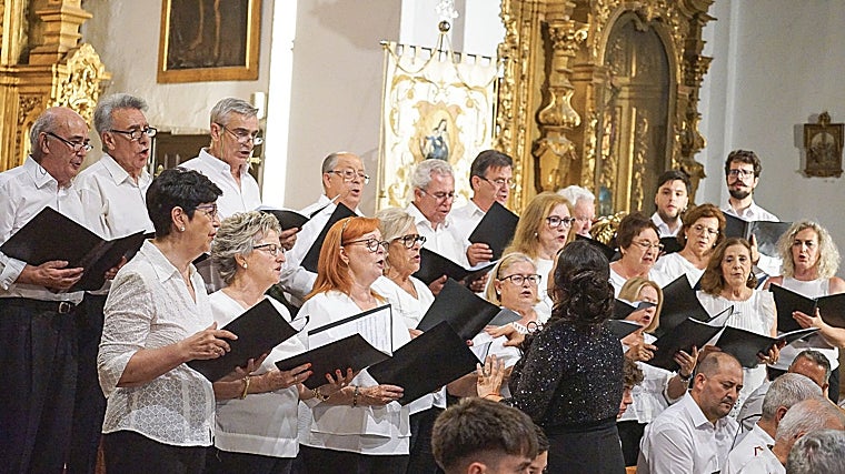 La Coral Polifónica Montoreña, durante su interpretación del himno de coronación del Carmen, el sábado