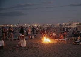 Noche de San Juan en Valencia: líneas de la EMT para llegar a la playa y dónde no se puede hacer fuego