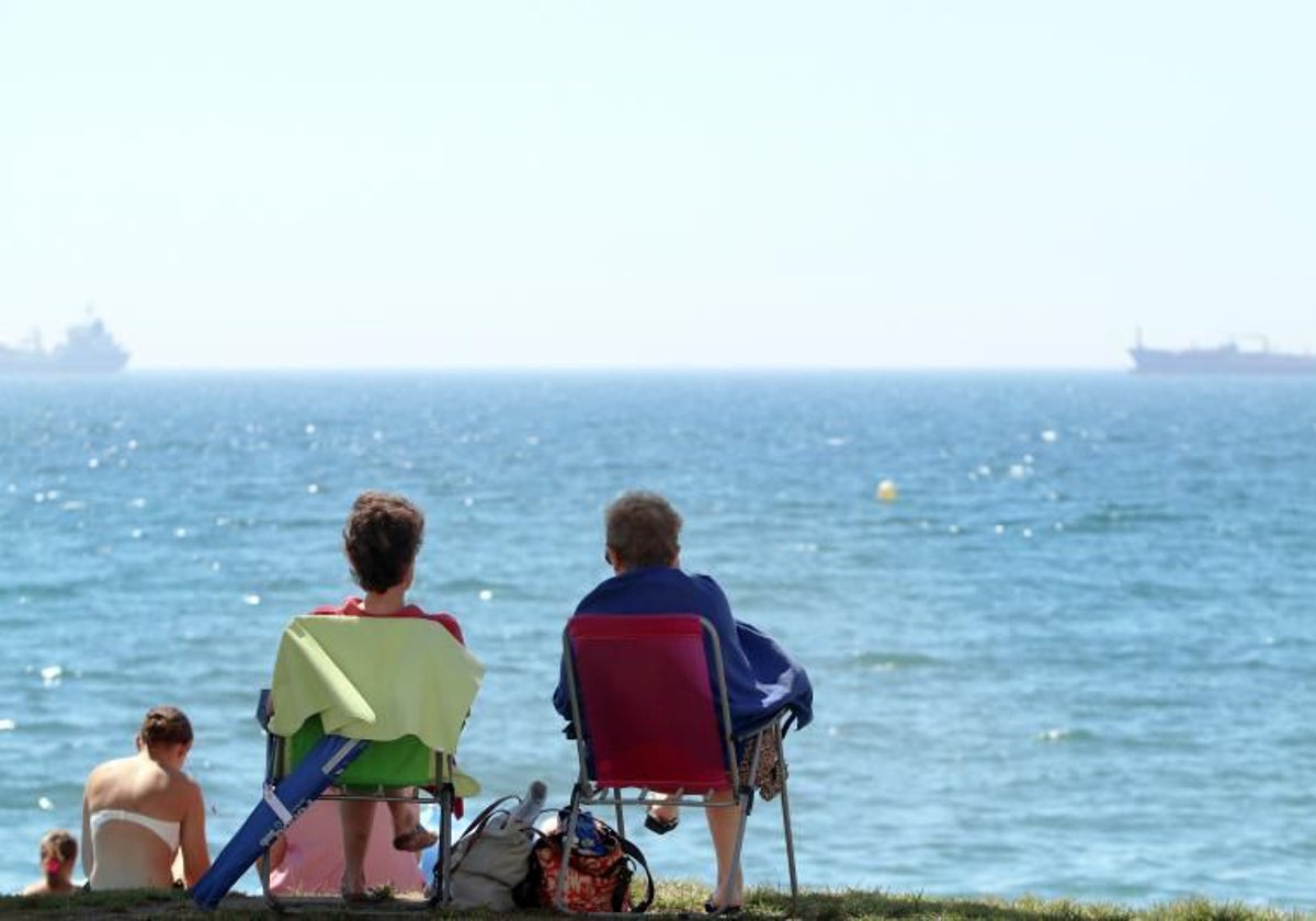 Turistas en la playa de la Malagueta.