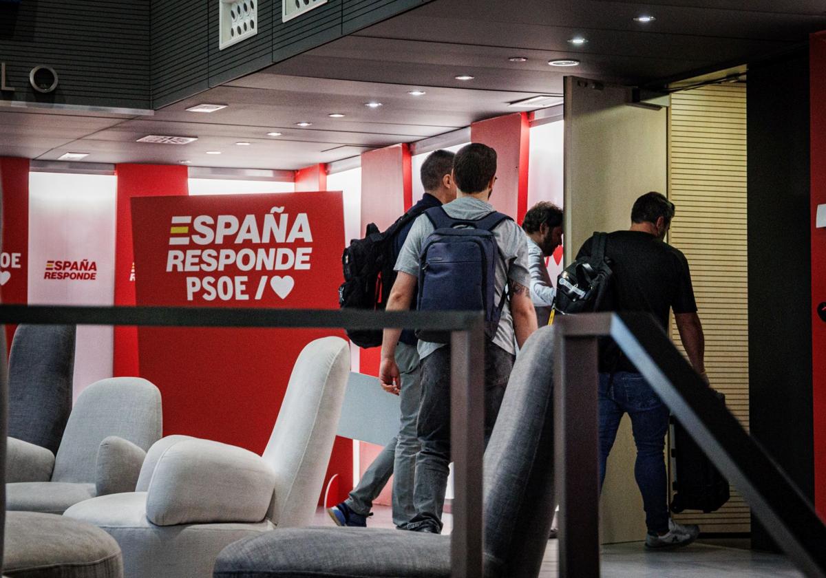 Agentes de la UCO entran, el pasado viernes, en la sede del PSOE en Madrid