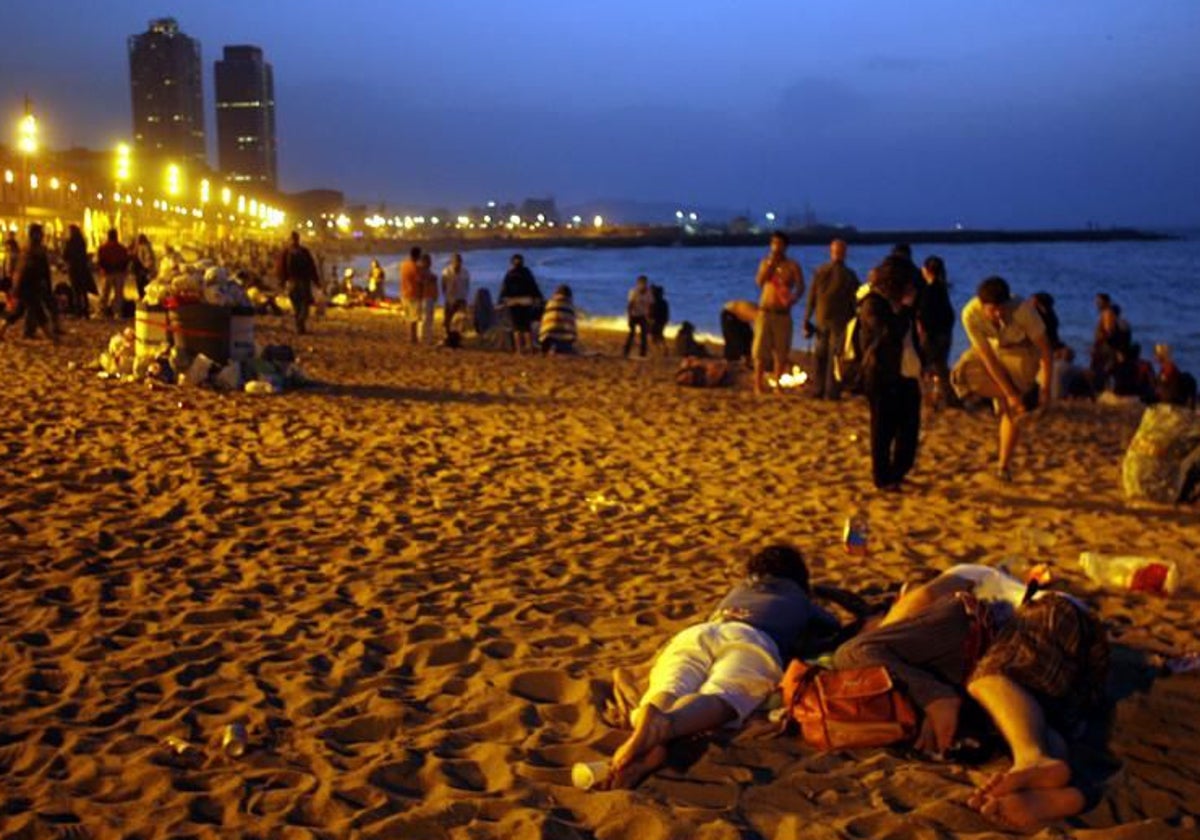 Decenas de personas, celebrando la verbena de San Juan en Barcelona en una imagen de archivo