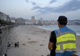 La caída de un joven en el paseo marítimo de La Coruña, lo más grave de una tranquila noche de San Juan en Galicia