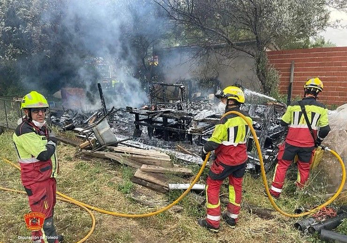 Los bomberos del Consorcio frenaron las llamas a las puertas de las viviendas