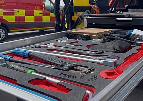 Imagen secundaria 1 - El kit de intervención que llevan los bomberos en el maletero del vehículo
