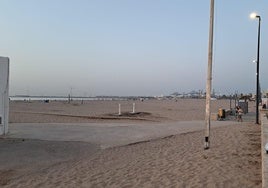 Las playas de Valencia ya lucen limpias tras una Noche de San Juan masiva pero sin incidentes