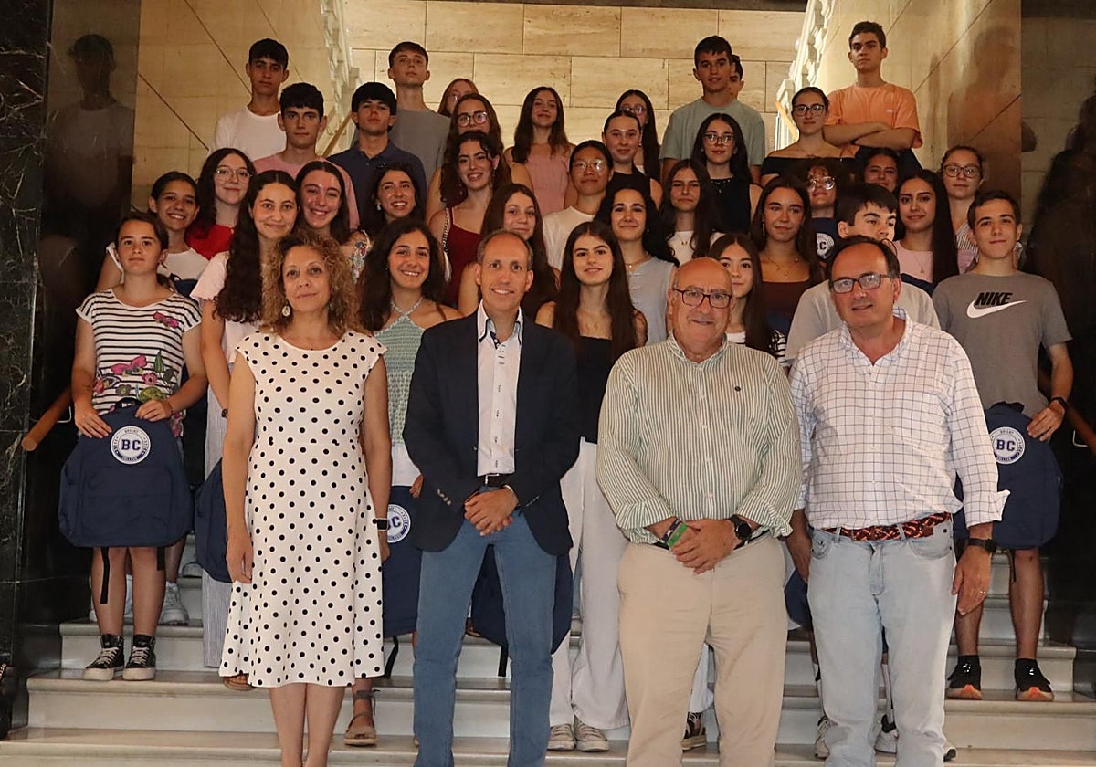 El vicepresidente Daniel Arias posa con los alumnos y sus famiiares