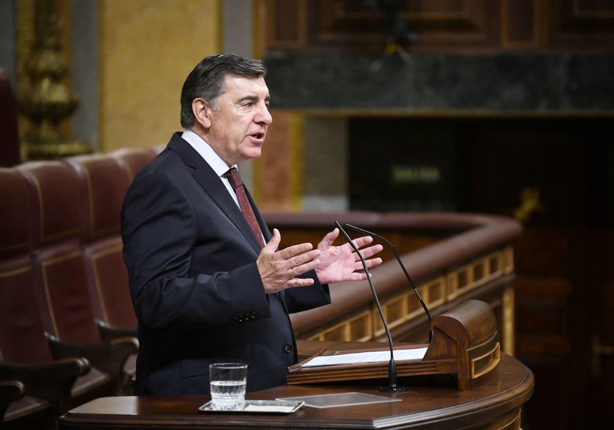 El vicepresidente segundo de la Mesa del Congreso, José Antonio Bermúdez de Castro, interviene en el pleno en defensa de la reforma del Reglamento propuesta por el PP para limitar las prórrogas del plazo de enmiendas