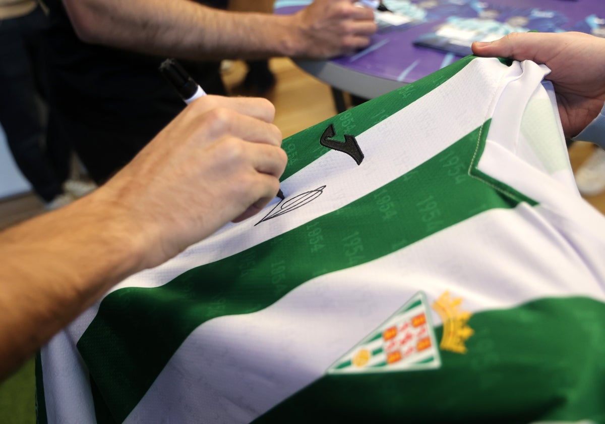 Detalle de la equipación de la pasada temporada, la primera con Joma