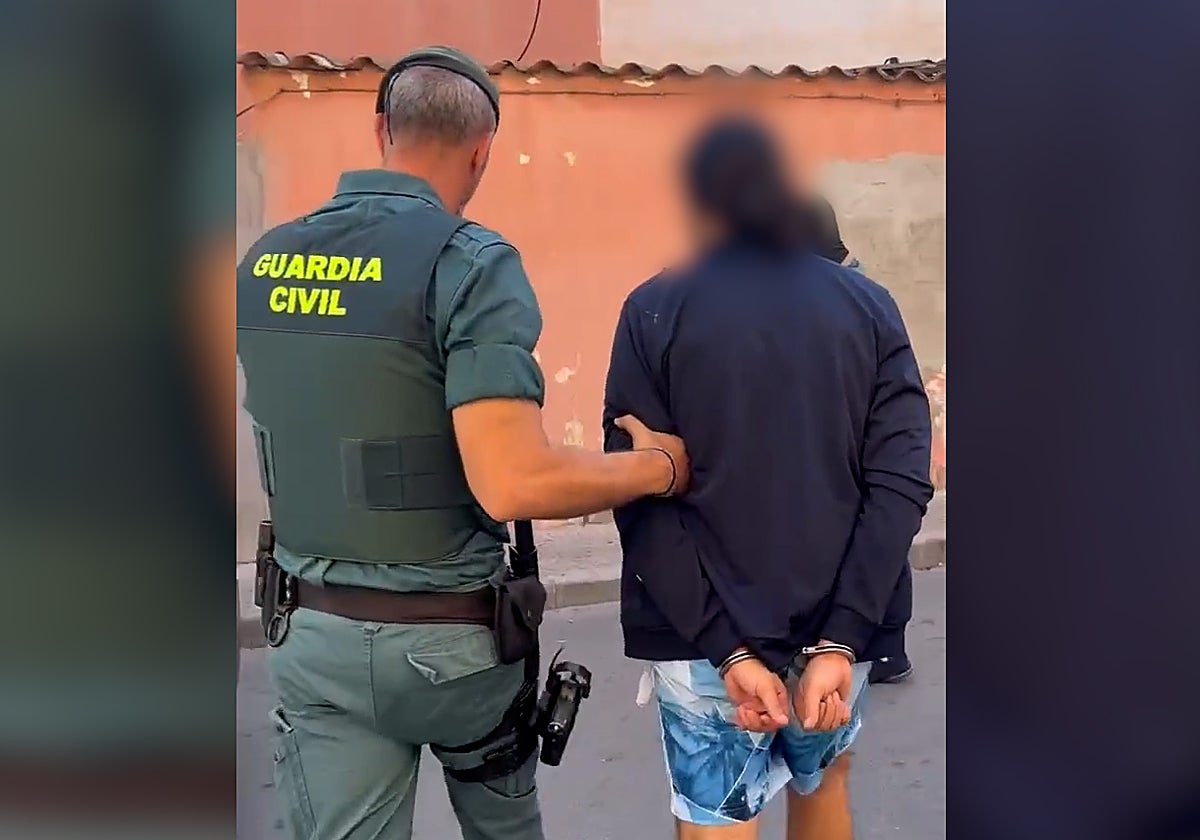 Imágenes de la operación desarrollada por la Guardia Civil en Roquetas de Mar