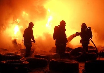 El fuego calcina 7.000 metros cuadrados de pasto en la antigua carretera de Castro del Río