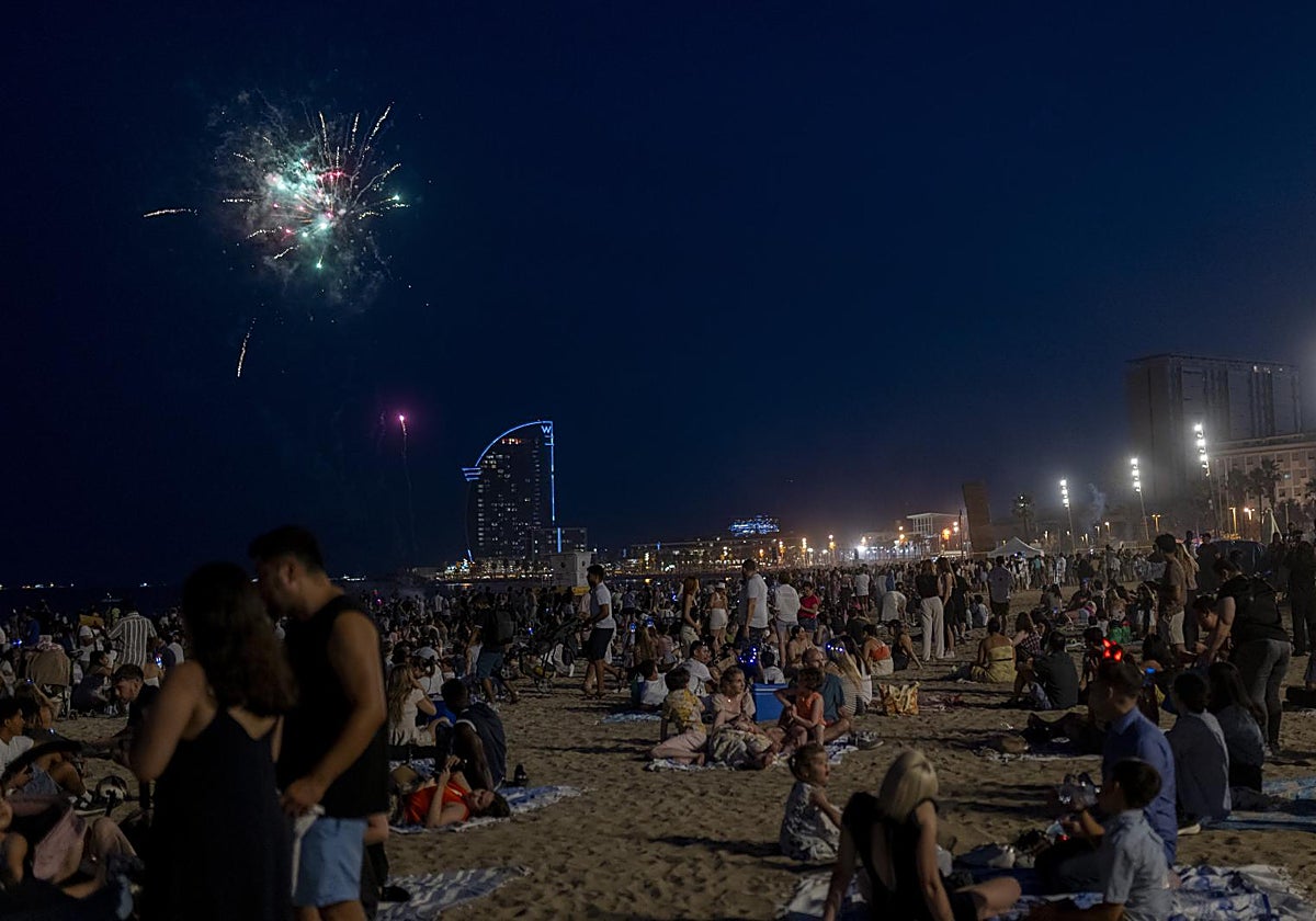 Celebración de la verbena en las playas de Barcelona