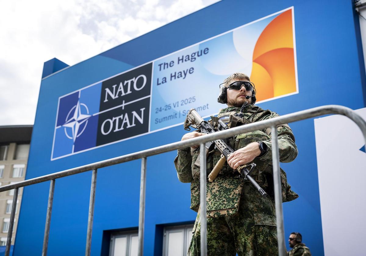 Un soldado neerlandés vigila la sede de la cumbre de la OTAN