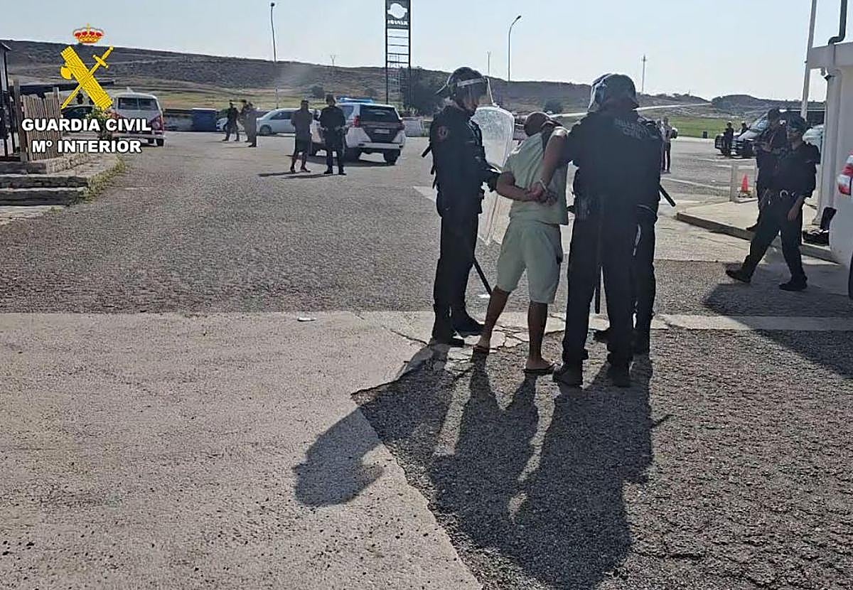 La Guardia Civil arrestando a uno de los implicados