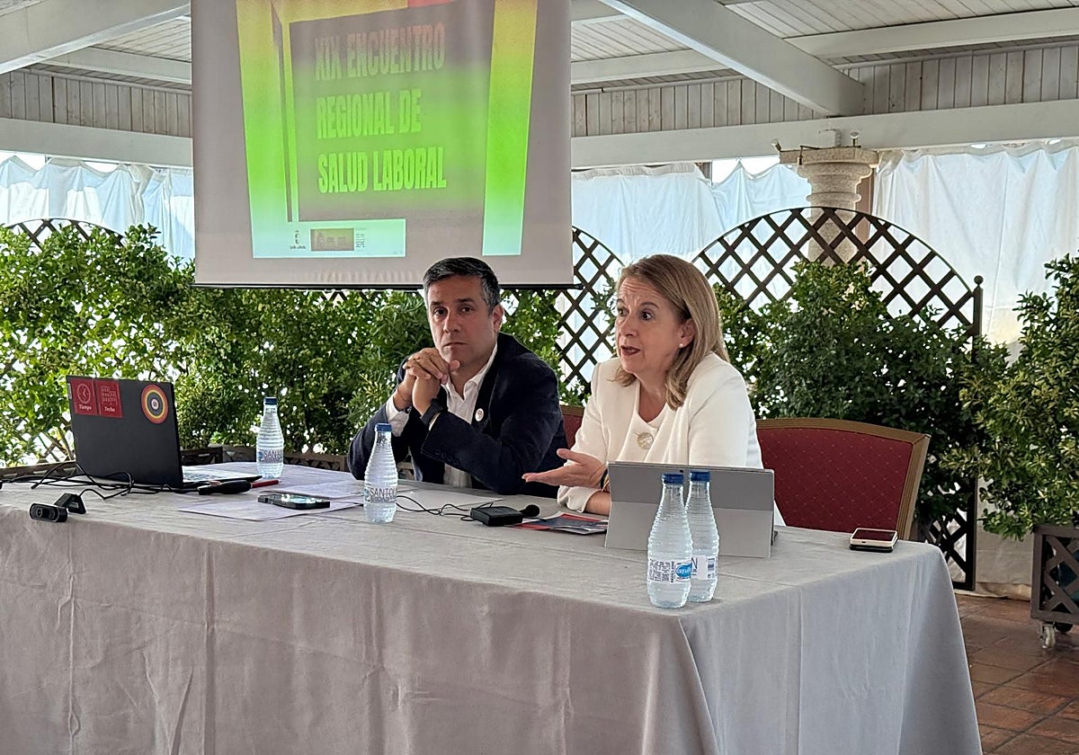 Javier Ortega, secretario general de CCOO en la región, hoy, junto a Raquel Payo, secretaria de Salud Laboral