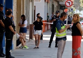 Imagen de familiares de los fallecidos en el doble crimen de la localidad valenciana de Algemesí