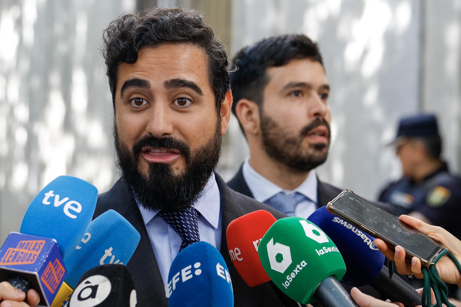 El eurodiputado Luis Pérez Fernández, conocido como Alvise, atiende a los medios en los alrededores del Tribunal Supremo