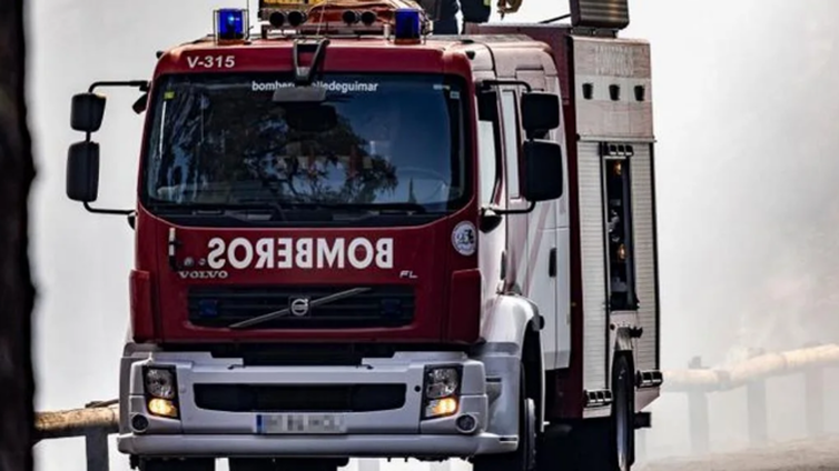Un agresivo incendio arrasa un matadero de pollos en Extremadura