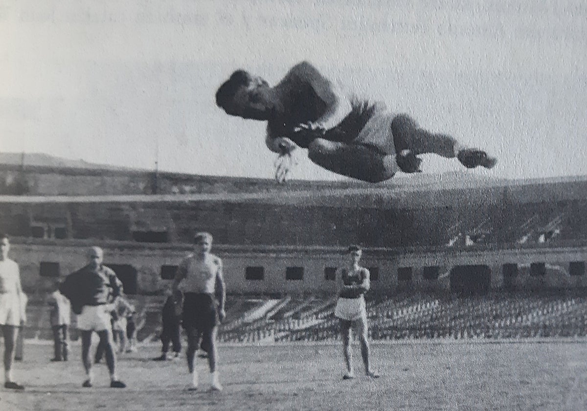 El poeta practicando el atletismo, un salto en una carrera de 400 metros lisos