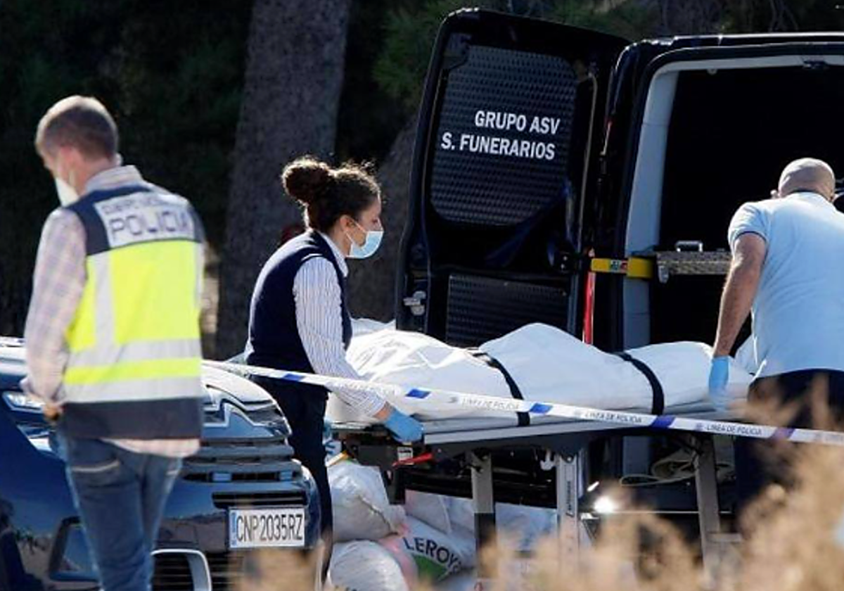 Traslado de un cadáver localizado en Madrid en foto de archivo