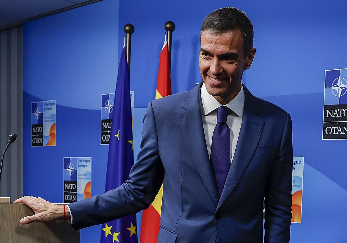 Una &#039;fan&#039; de Pedro Sánchez irrumpe en la rueda de prensa de la OTAN: «¡No te rindas, te queremos!»